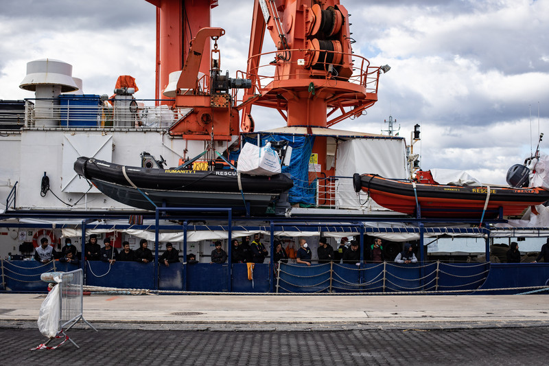 Enfrentamiento italiano con botes de rescate, mientras las condiciones empeoran