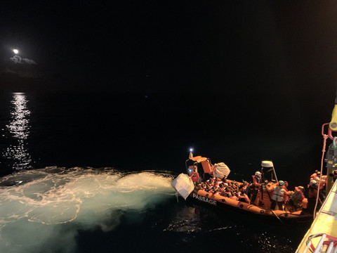 Casi 800 personas varadas en el mar en la víspera de Navidad en botes de rescate